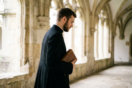Séminariste en méditation dans le cloître